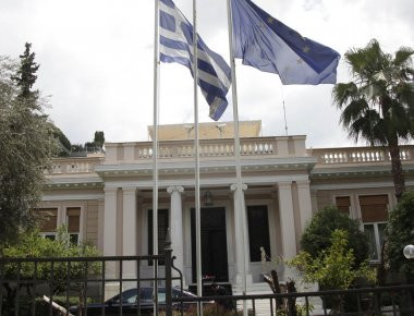 Κυβερνητικές πηγές: «Η κα. Μπακογιάννη επιβεβαίωσε σήμερα την ανεύθυνη στάση της ΝΔ»